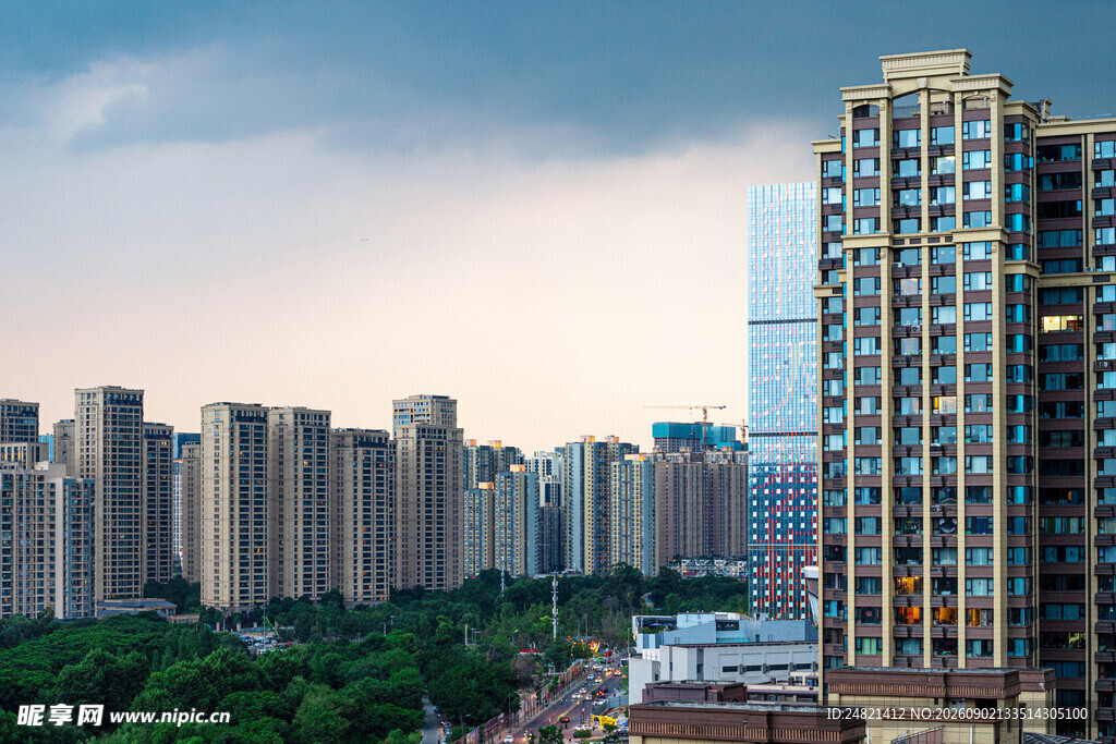 城市高楼与绿意景观