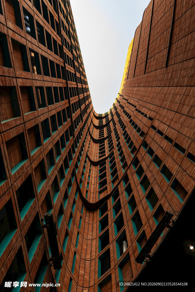 仰视高楼建筑独特视角
