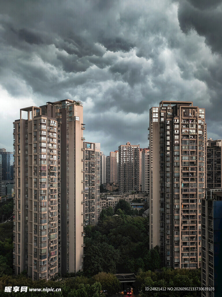 乌云下的城市高楼景观
