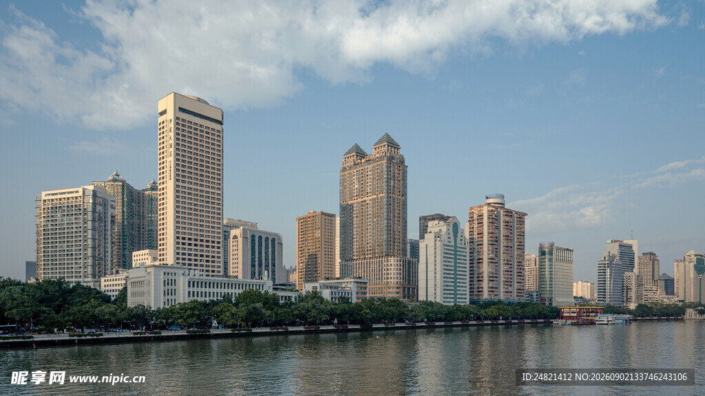 城市河畔高楼景观