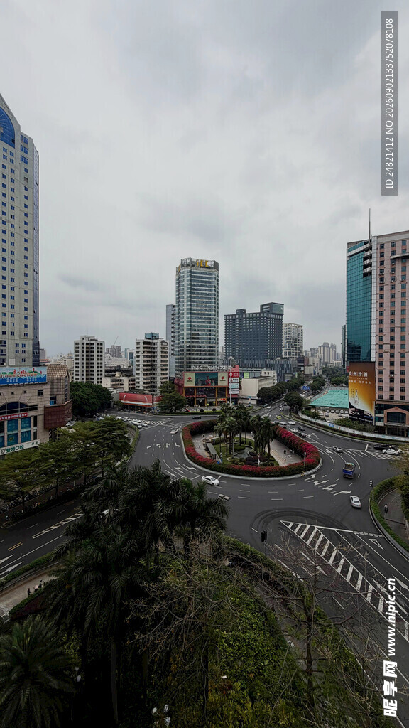 城市街景中的高楼与道路
