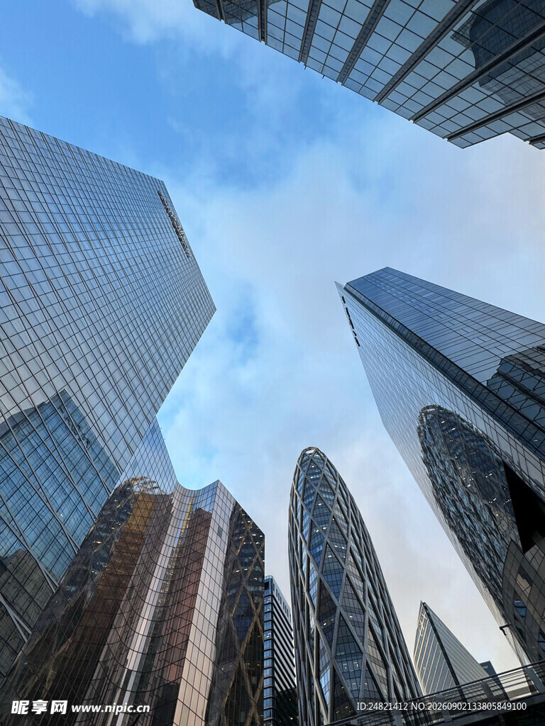 仰视都市摩天大楼景观