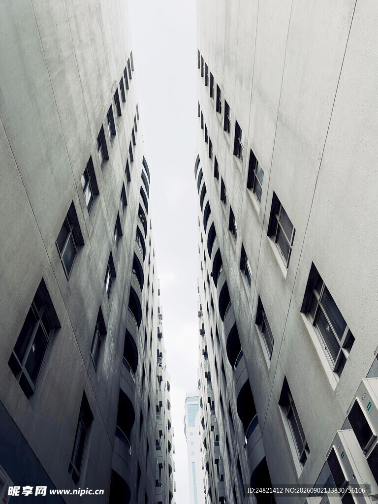高楼林立间的城市景象