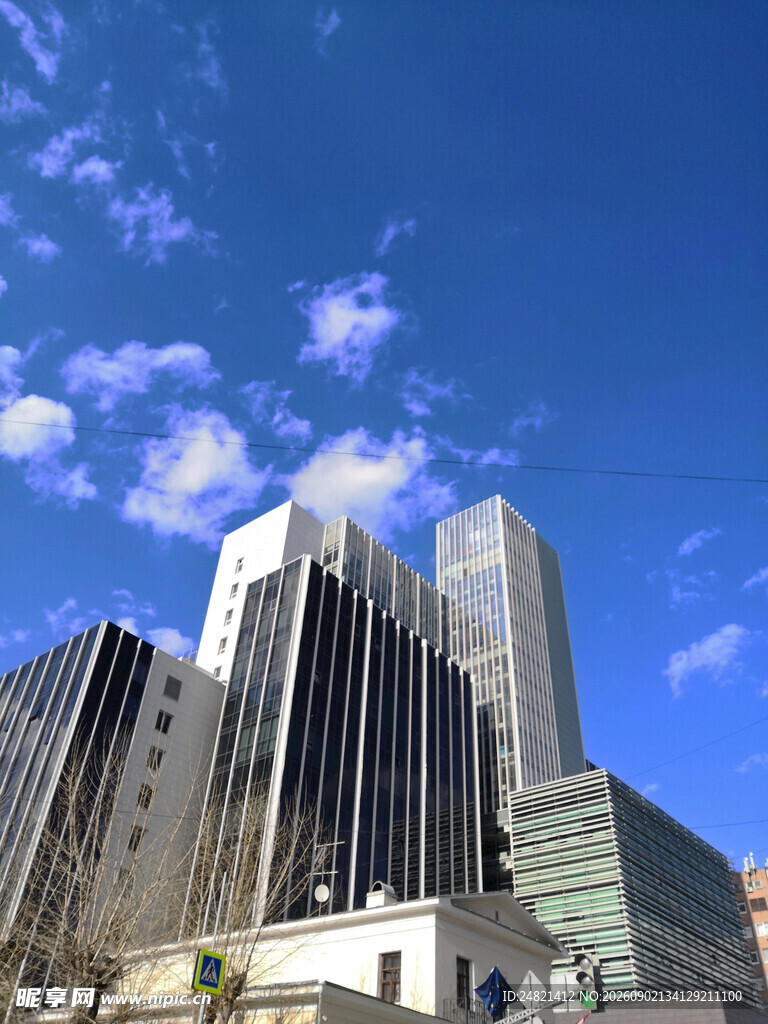 都市高楼蓝天美景