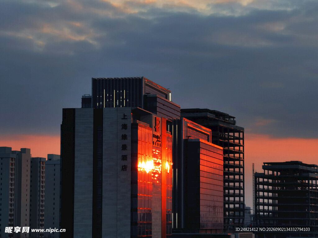 夕阳下的城市高楼景观