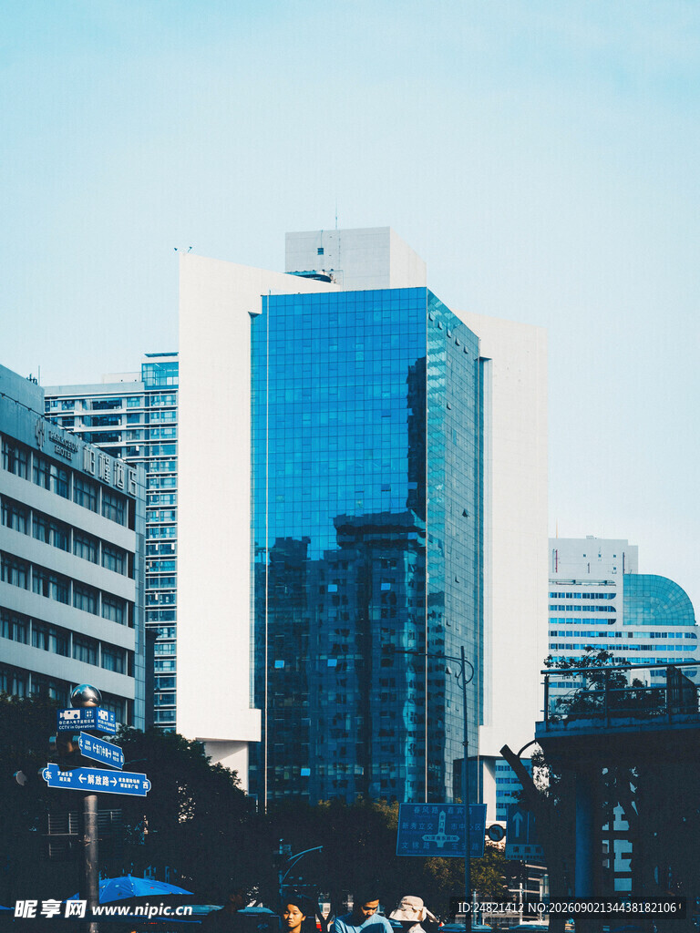 城市中的现代高楼建筑
