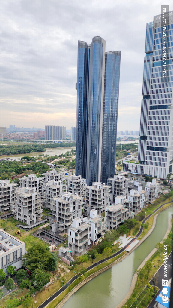河畔高楼林立的城市景观