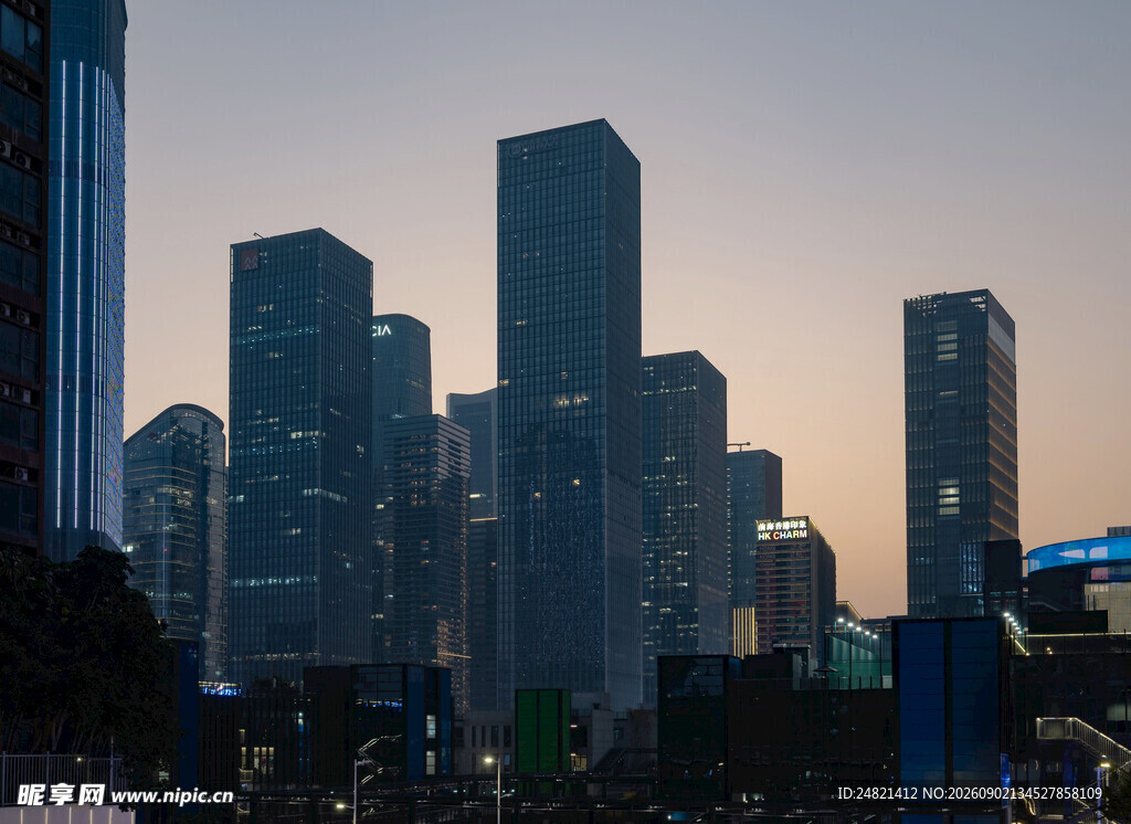 黄昏下的都市高楼景观