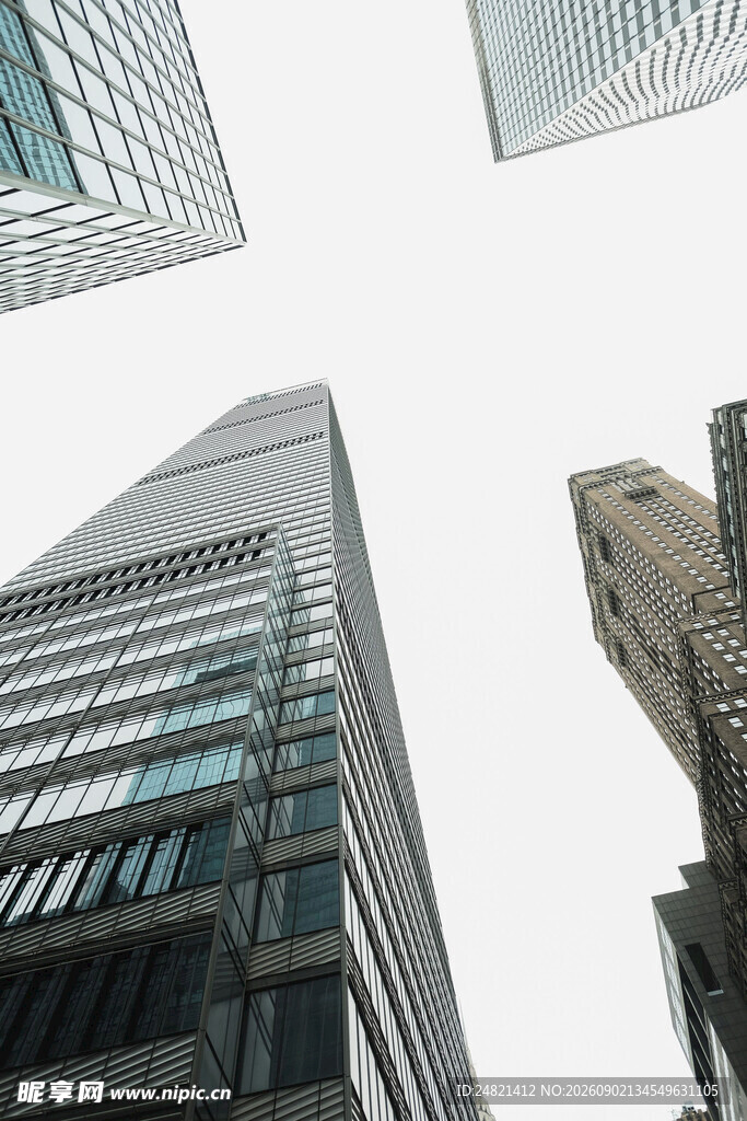 仰视城市摩天大楼景观