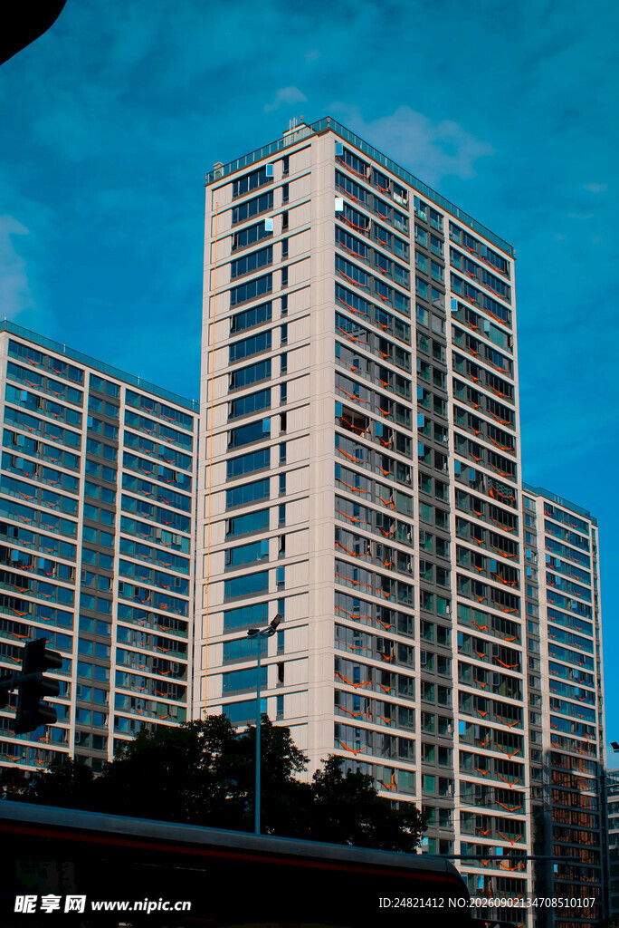 高层住宅楼群蓝天背景下