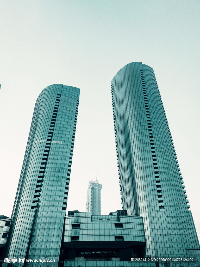 现代双子摩天大楼景观