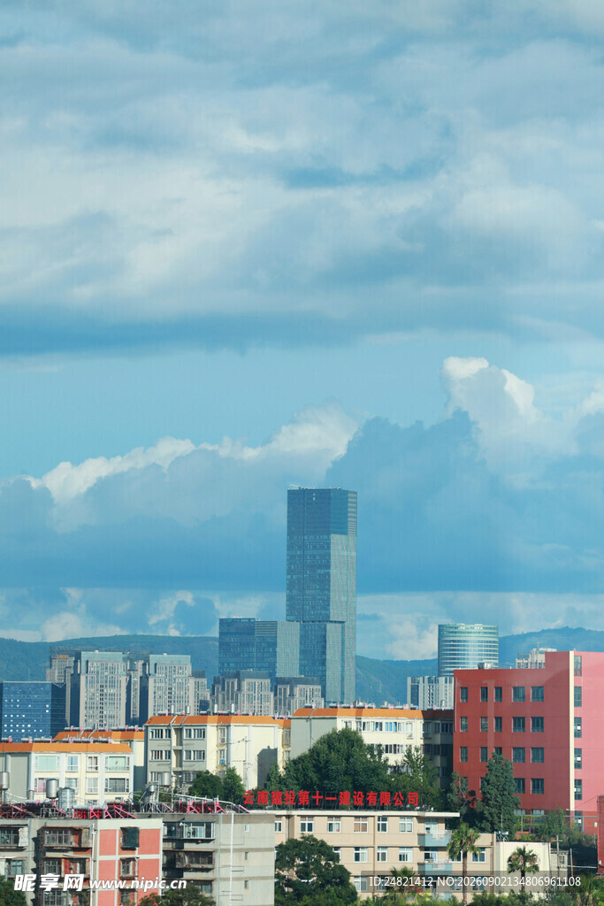 城市天际线与多彩建筑景观
