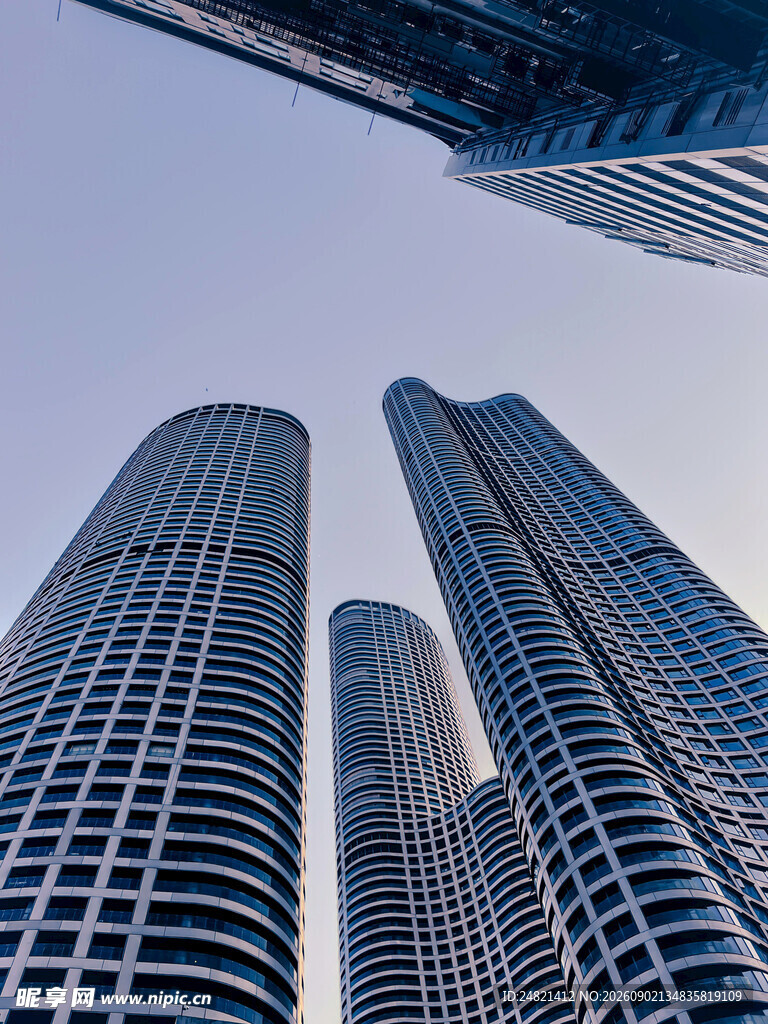 仰拍都市摩天大楼景观