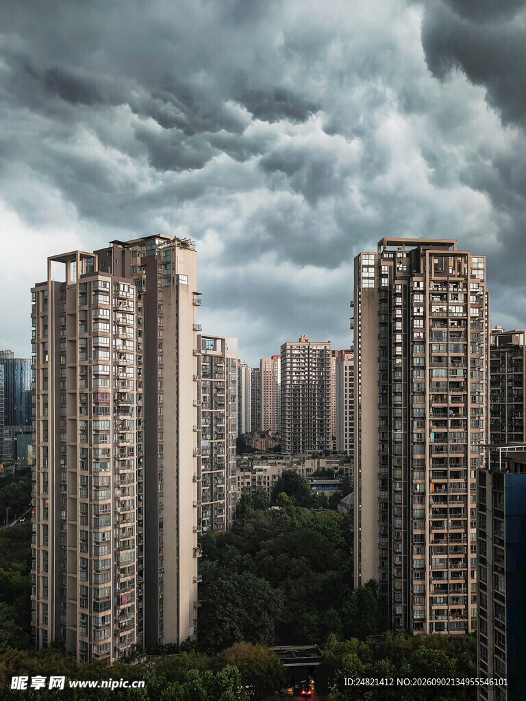 乌云下的城市高楼景观