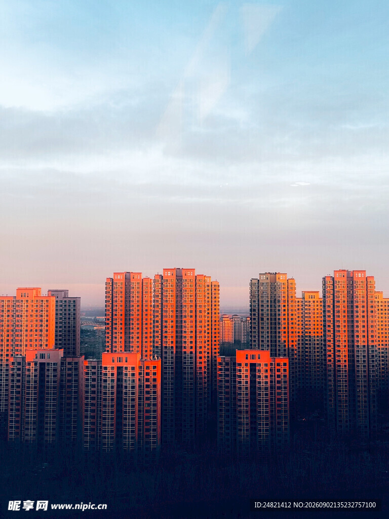 夕阳下的城市高楼景观
