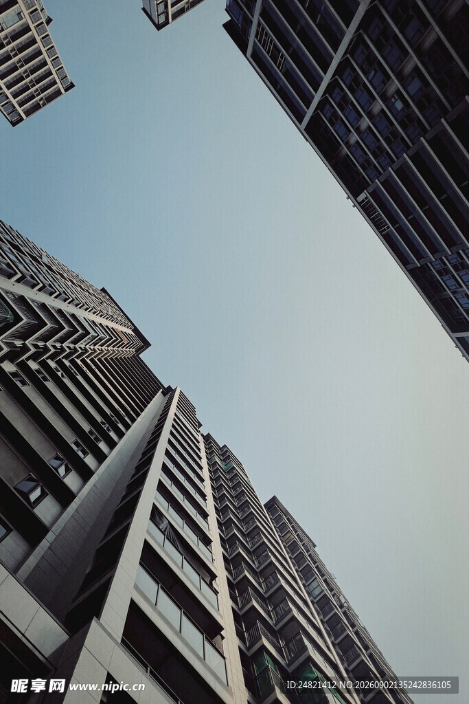 仰视城市高楼建筑