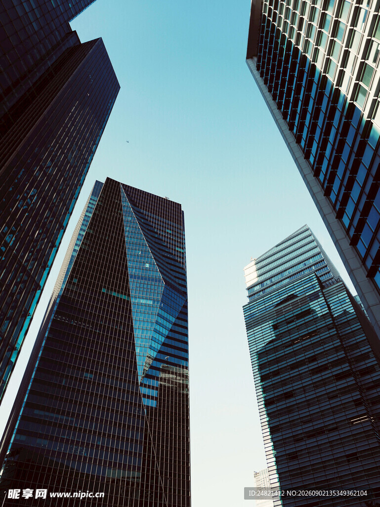 仰视都市摩天大楼景观
