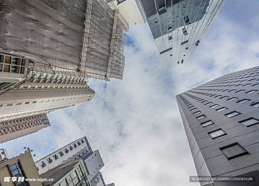 仰视城市高楼建筑群