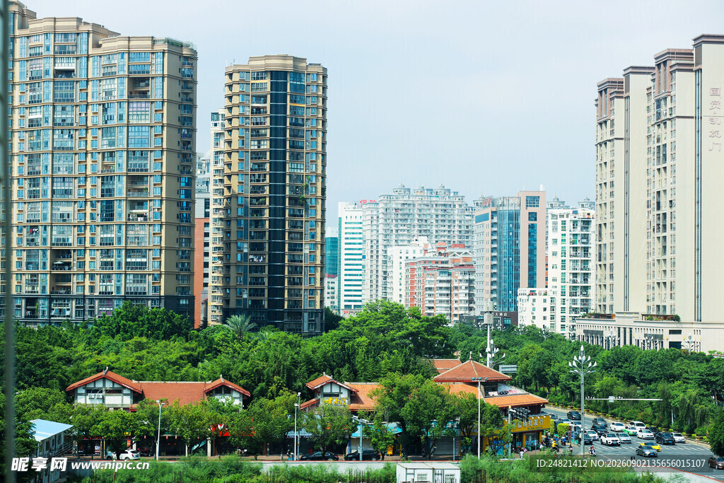 城市高楼与绿植景观