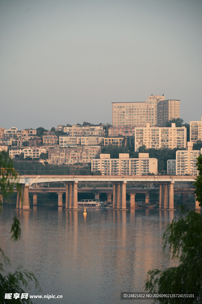 城市桥梁与建筑临水景观