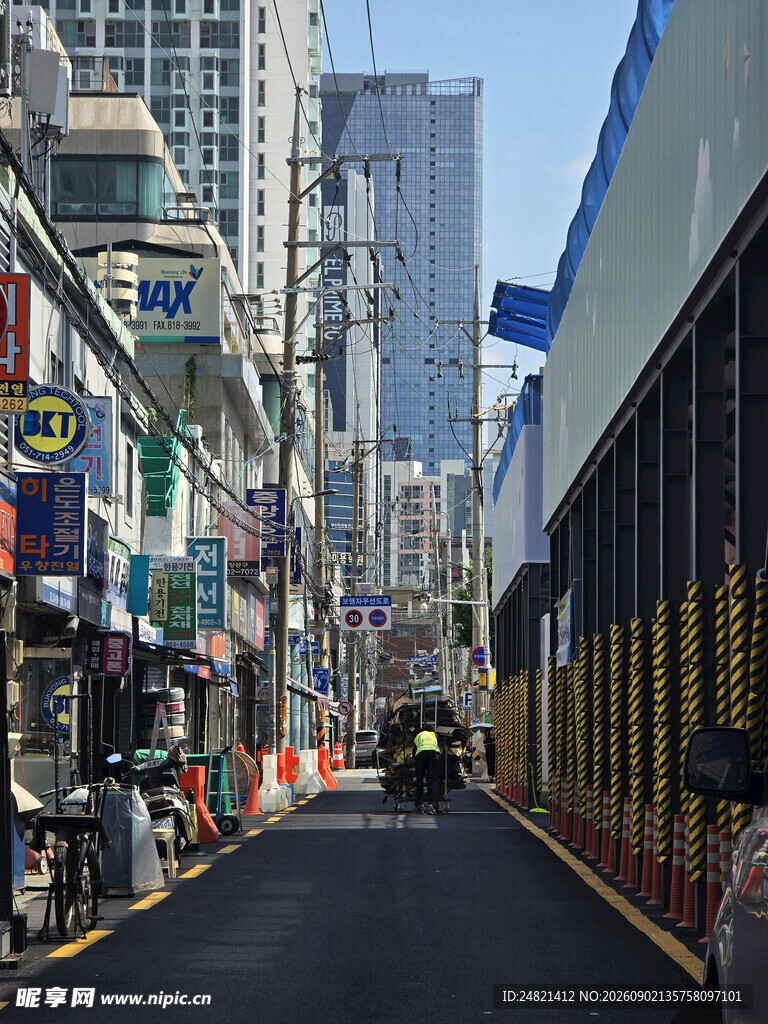 城市街道两旁的多彩商铺