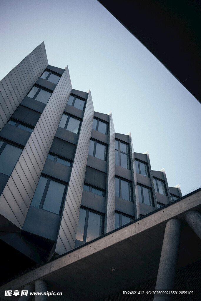 现代风格多层建筑外观
