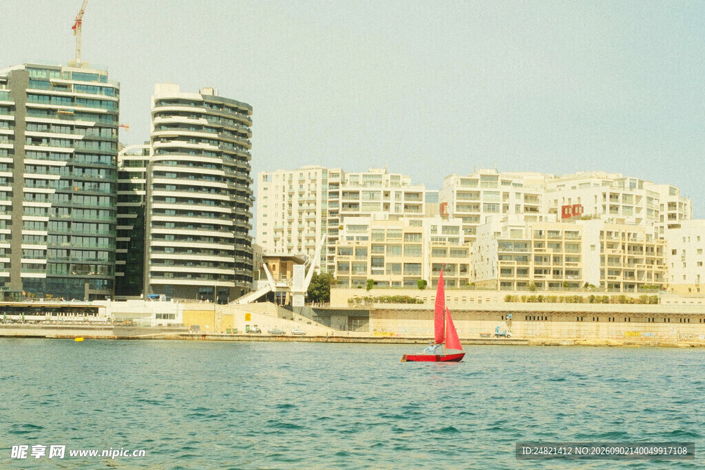 海滨城市帆船与高楼景观