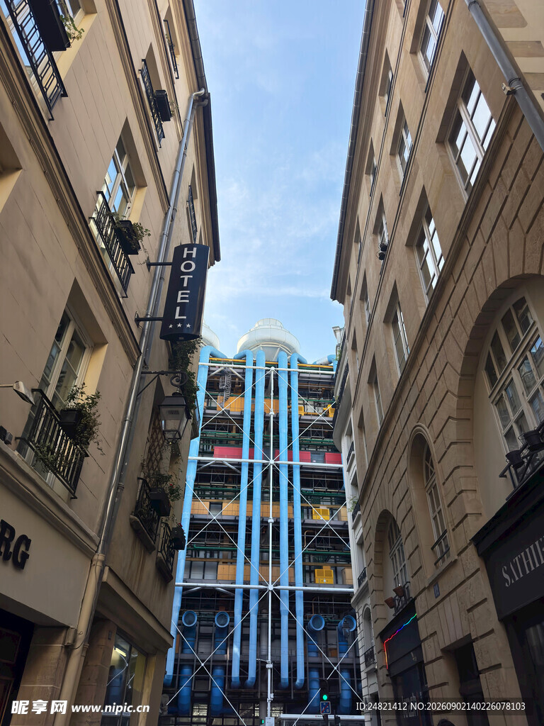 狭窄街道尽头的多彩建筑