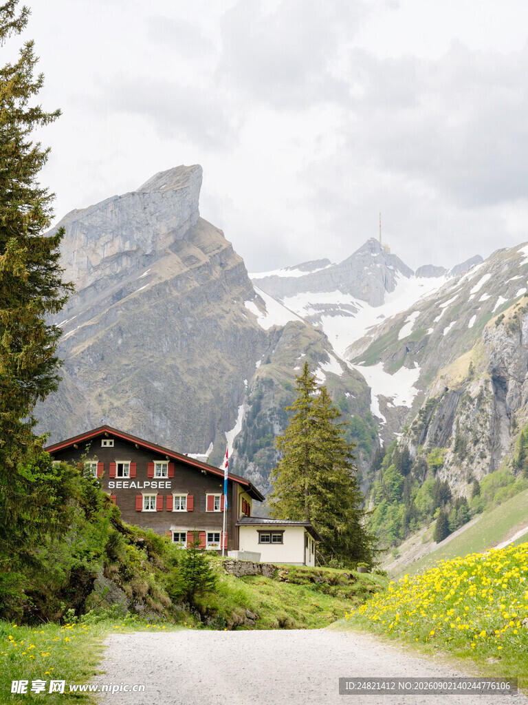 山间小屋旁的秀丽风景