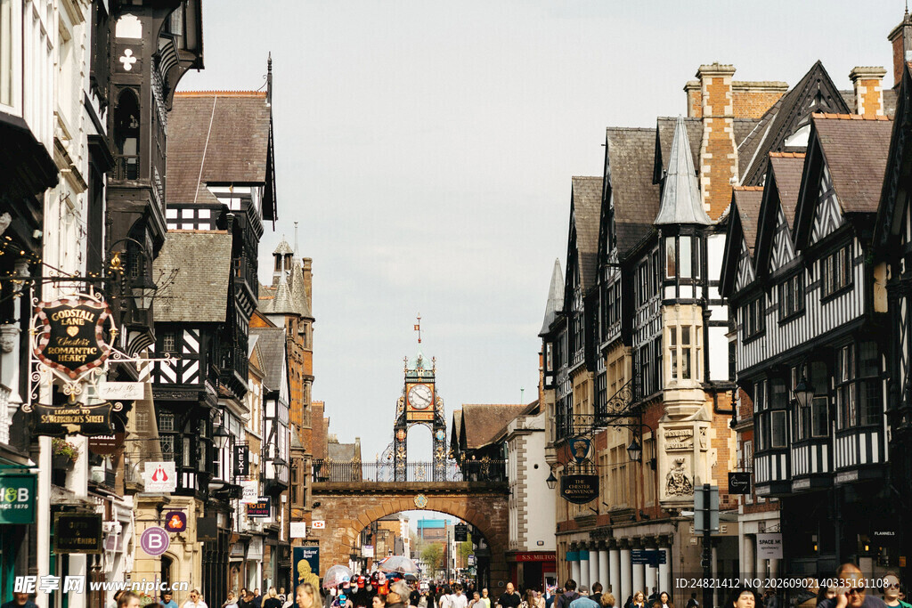 英国古朴街道的热闹景象