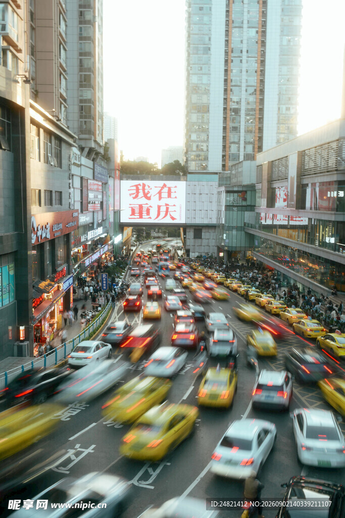 城市繁忙街道交通景象