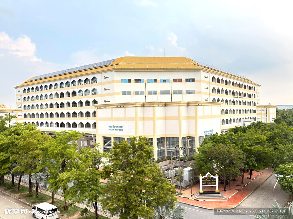 现代多层办公建筑外观