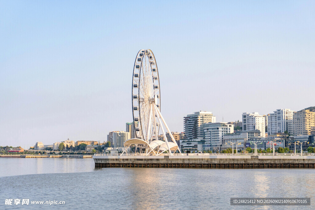城市河畔的巨型摩天轮