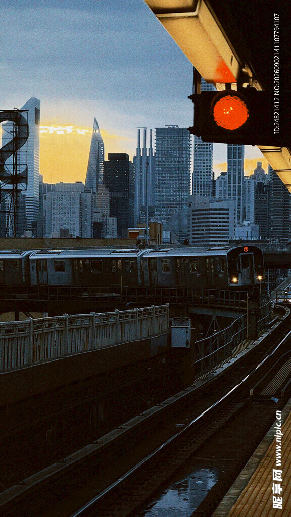 城市铁轨旁的信号灯景观