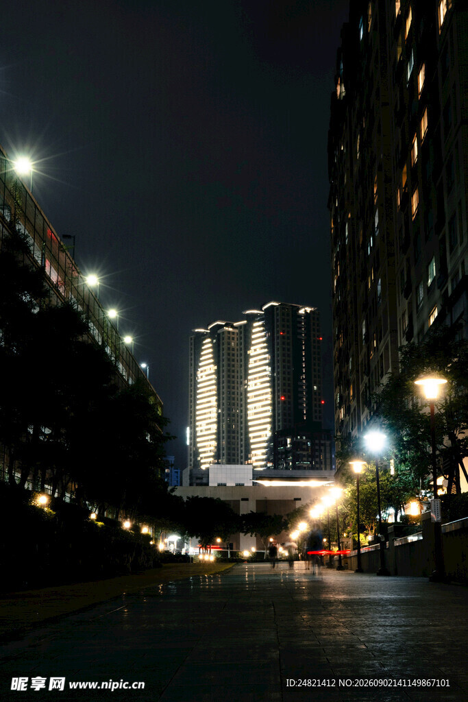 城市夜晚街道与高楼景象