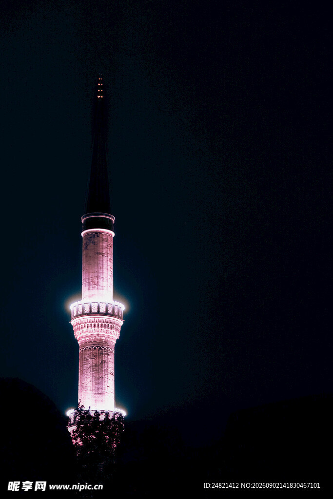 夜晚点亮的高耸灯塔