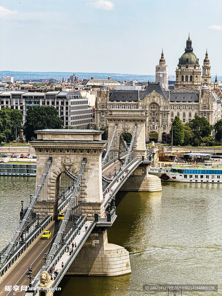 布达佩斯链桥与壮丽建筑
