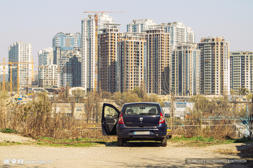 城郊公路上的汽车与城市景观