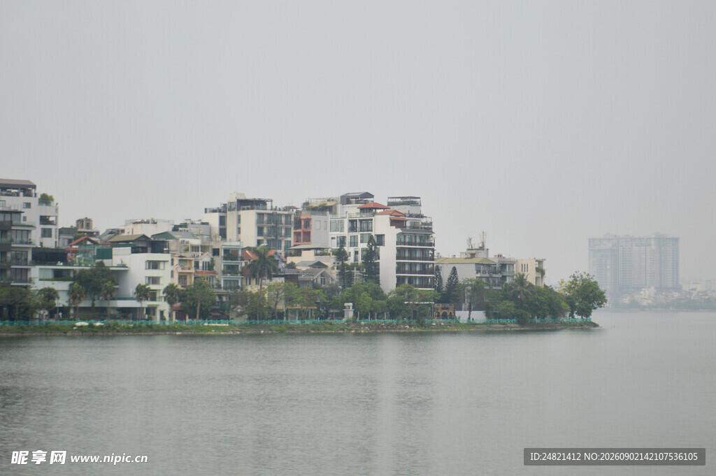 湖畔城市风光