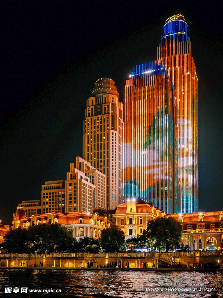 璀璨夜景下的绚丽投影建筑