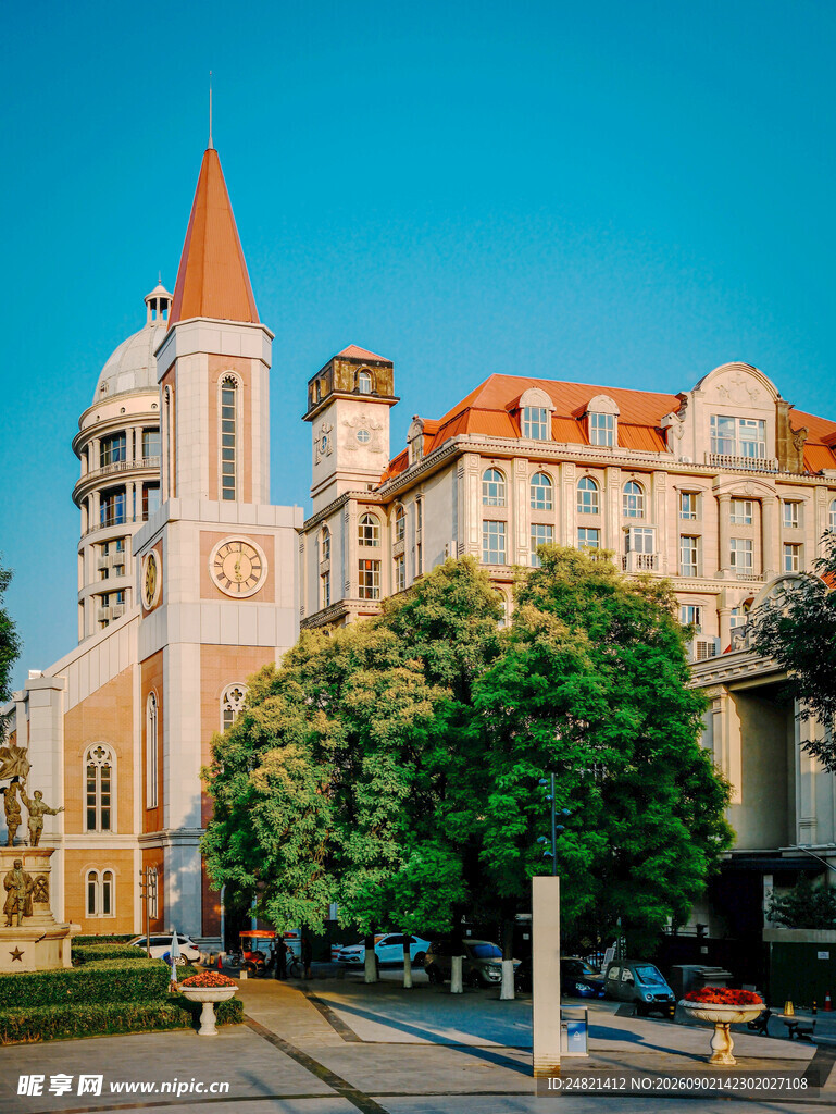 欧式风格建筑与绿树景观