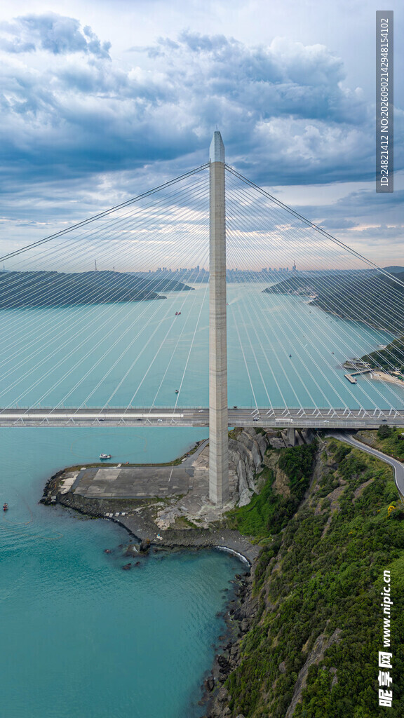 壮丽跨海大桥与碧海蓝天