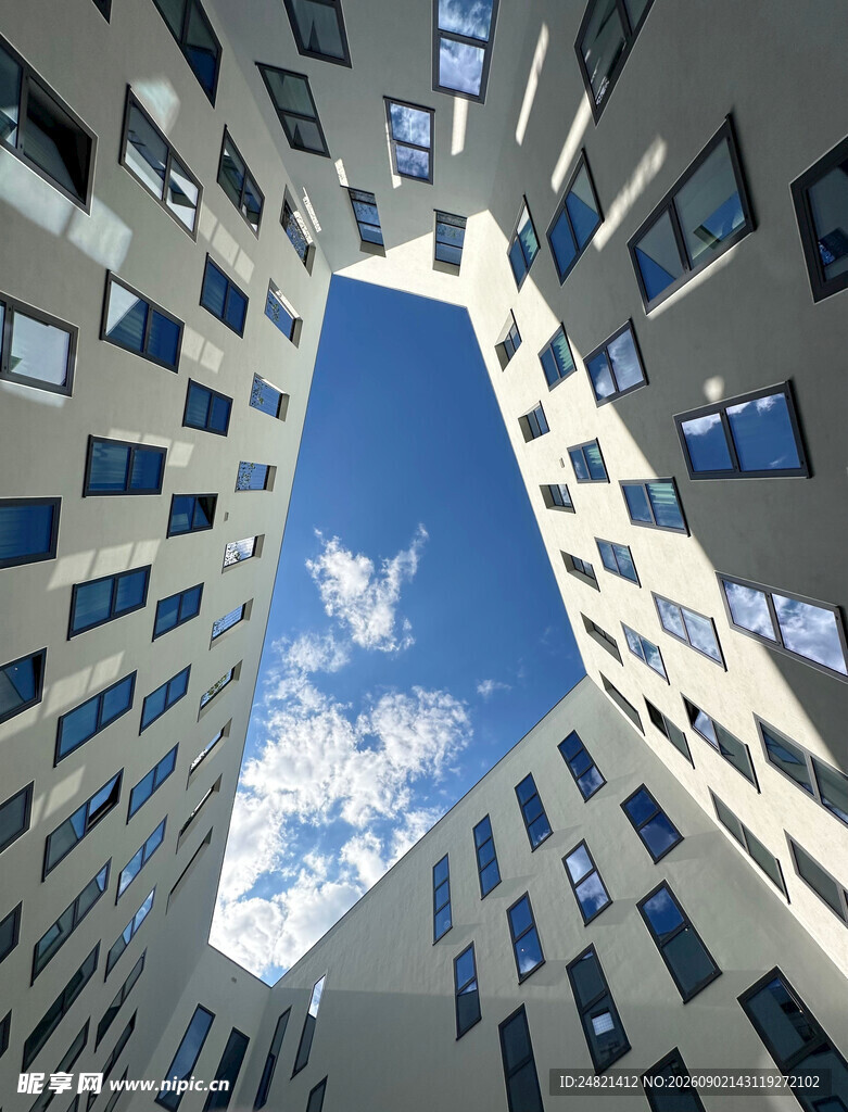 仰视独特建筑天空景观