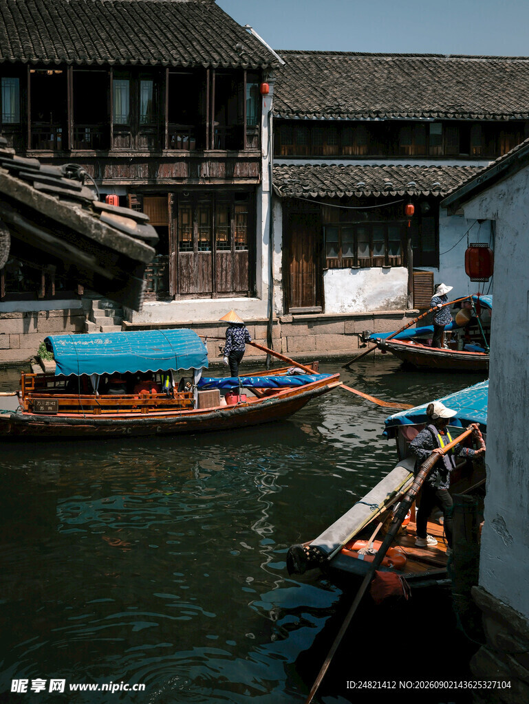 江南水乡停泊的船只