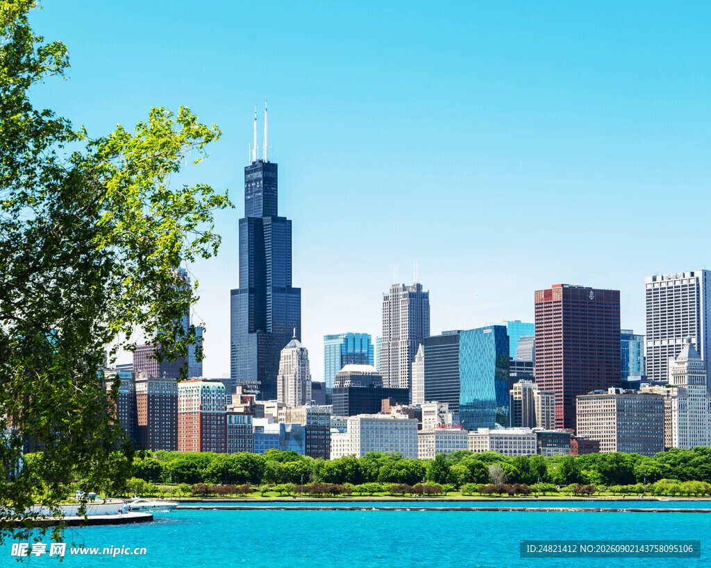 湖畔都市天际线美景