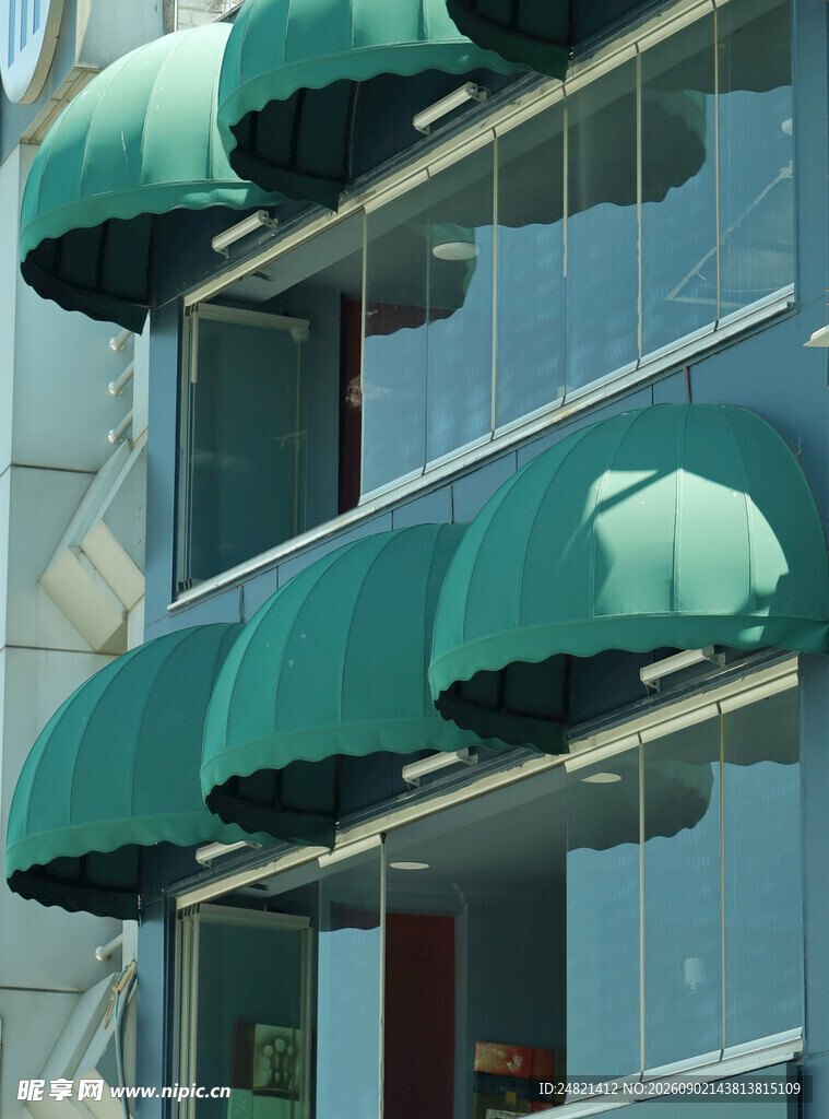 绿色弧形遮阳篷建筑外观