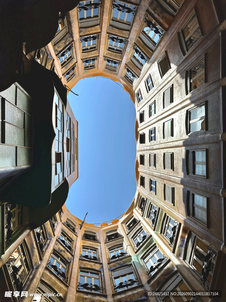 仰望城市建筑天井景观