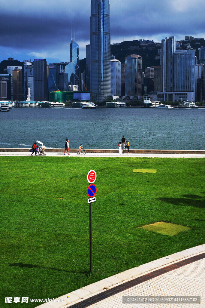 城市绿地旁的河畔风景