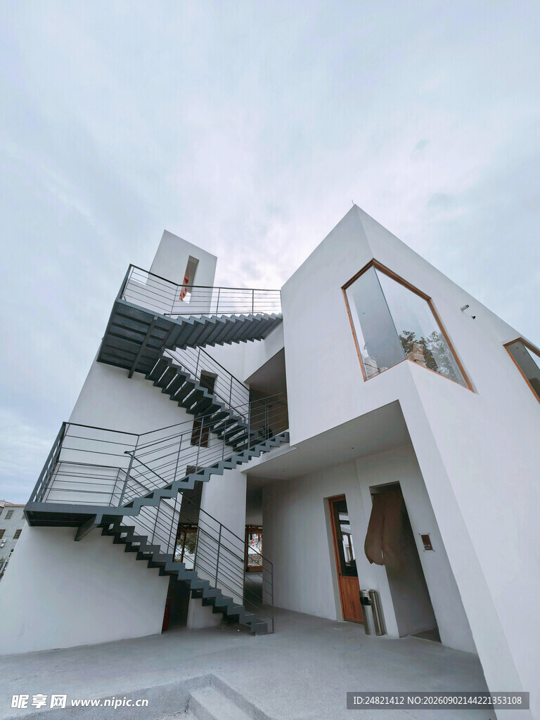 现代简约风白色建筑外观