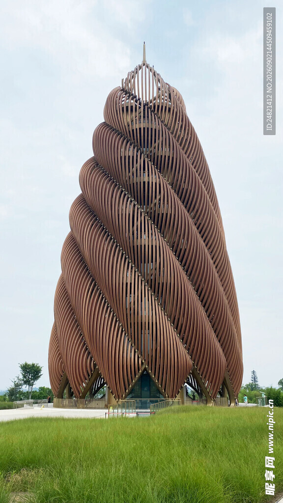 螺旋状巨型建筑屹立草地